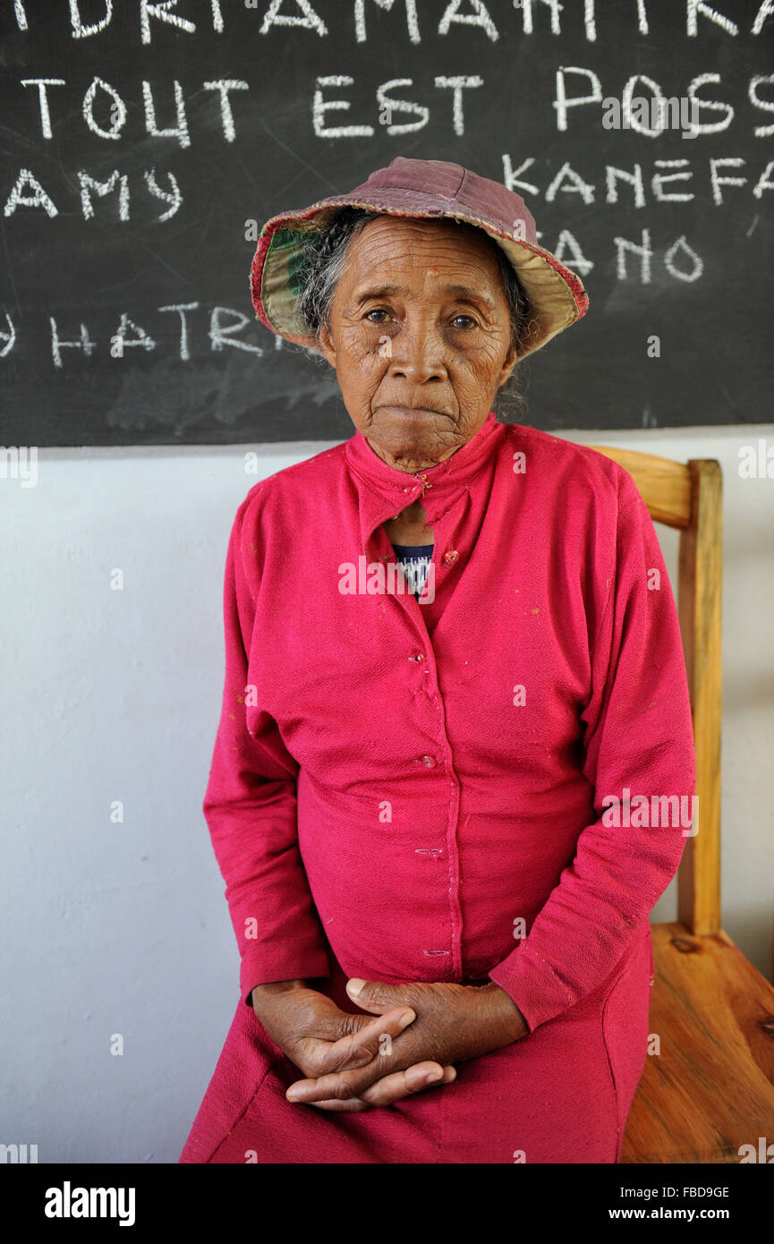 MADAGASCAR Antananarivo, catholic priest Per Pedro Opeka has build Akamasoa a social community project with housing schemes, health units and schools for the poorest of Tana, old woman / MADAGASKAR Pater Pedro Opeka hat die Gemeinde Akamasoa , auf madagassisch 'gute Freunde' , mit Muellsammlern, Bettlern und Sozialschwachen auf einem Huegel bei Antananarivo erbaut, Teil des Projektes sind Hausbau, Schulen, Krankenhaeuser und Beschaeftigung, alte Frau Stock Photo