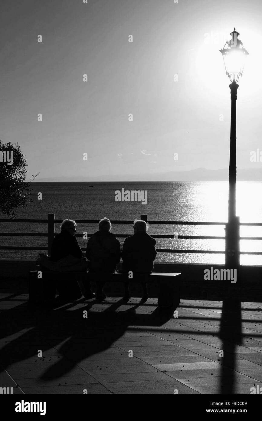 Old men sitting park hi-res stock photography and images - Alamy