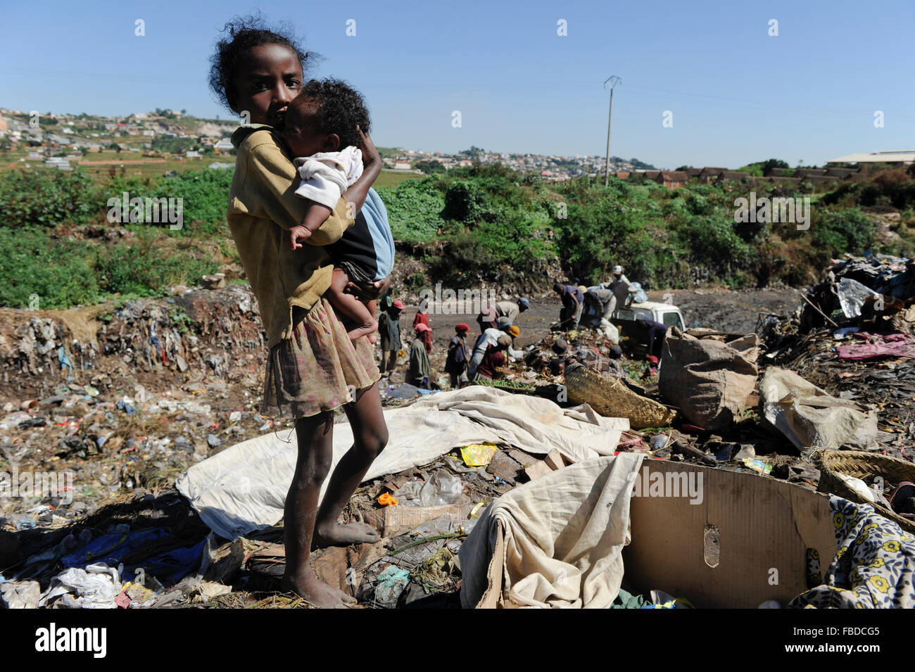 MADAGASCAR Antananarivo, dumping site, people live from waste picking