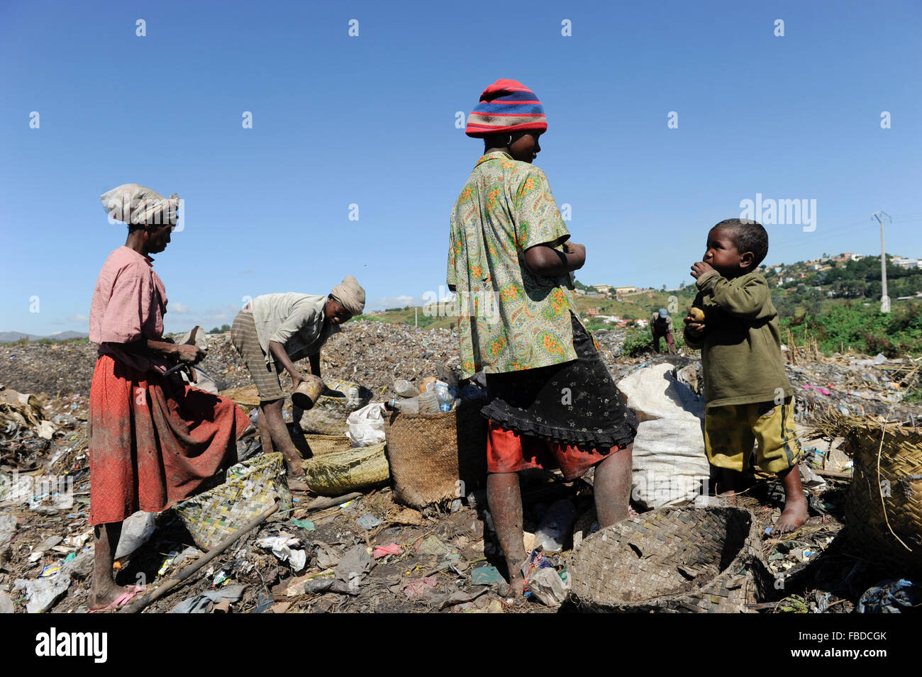 MADAGASCAR Antananarivo, dumping site, people live from waste picking, children work as waste picker Stock Photo