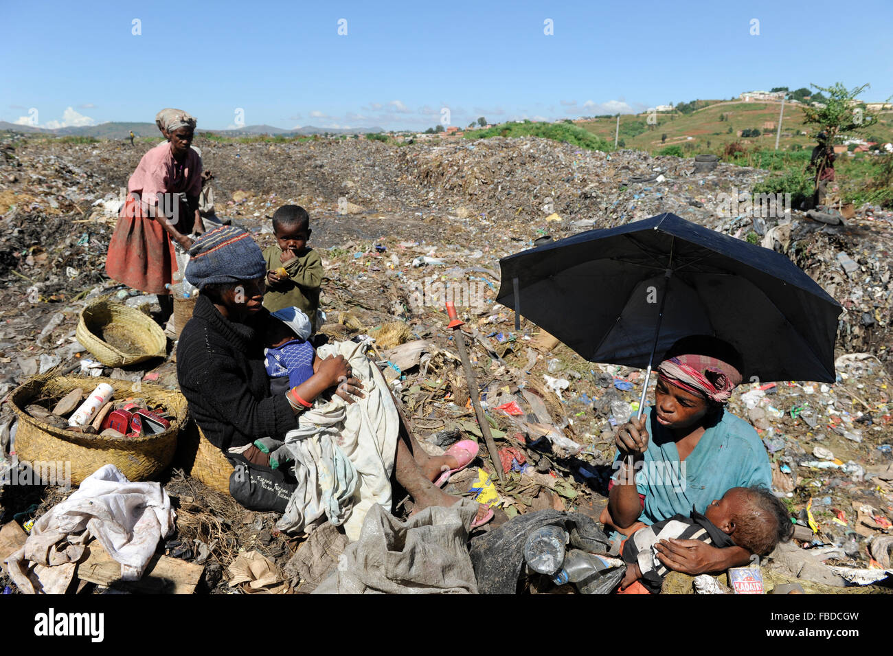 MADAGASCAR Antananarivo, dumping site, people live from waste picking, children work as waste picker Stock Photo
