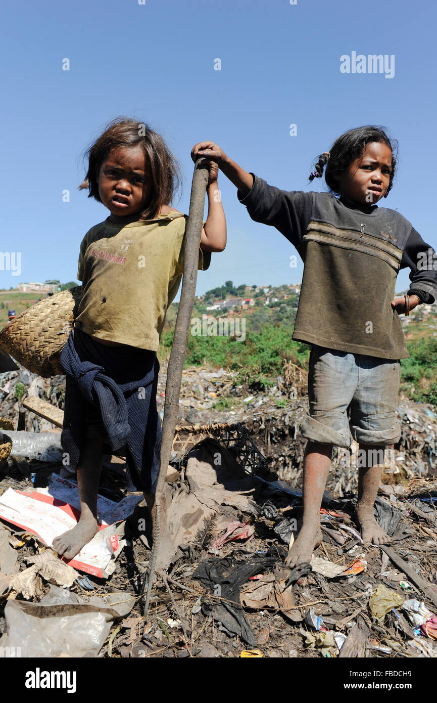 MADAGASCAR Antananarivo, dumping site, people live from waste picking, children work as waste picker Stock Photo