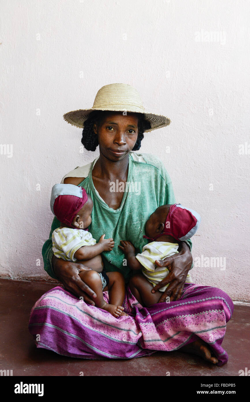 MADAGASCAR, canal des Pangalanes, village AMBOHITSARA, tribe ANTAMBAHOAKA, fady, twin children are a taboo due too ancestor rites and not accepted in the society, mother with twin children Stock Photo