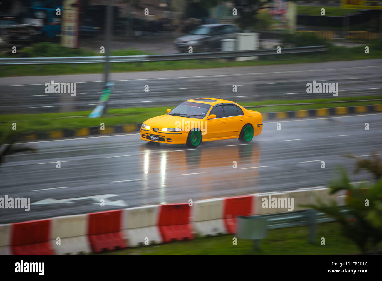 Yellow car rain hi-res stock photography and images - Alamy