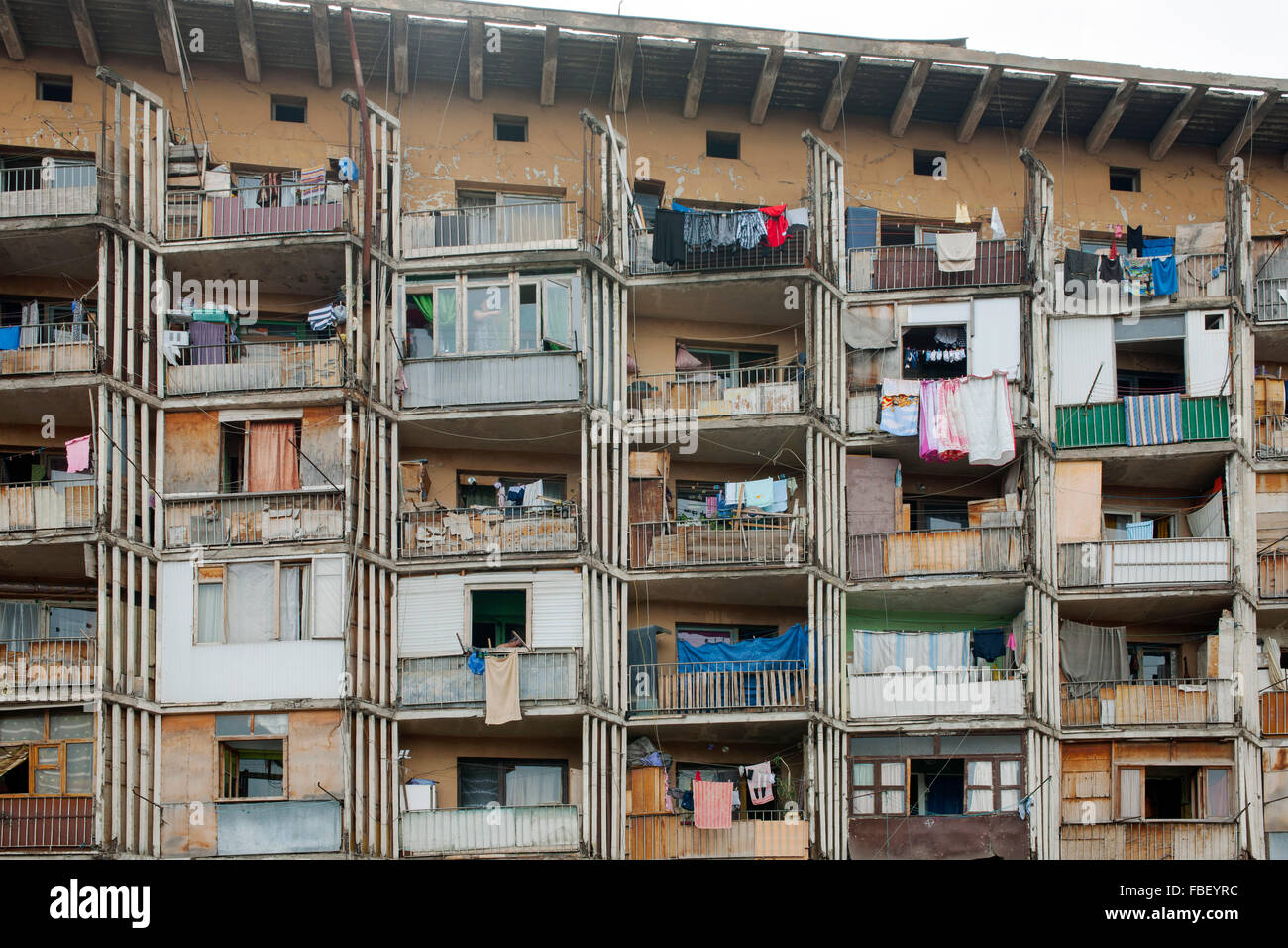Georgien, Tiflis, Blick auf ein marodes Wohnhaus Stock Photo