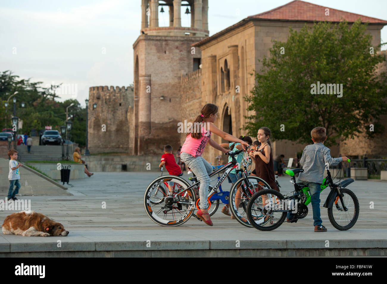 Georgien, Mtskheta, Platz vor der Swetizchoweli-Kathedrale Stock Photo