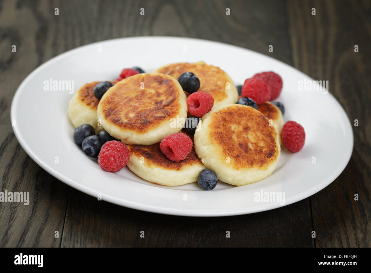 sirniki traditional russian pancakes from cottage cheese with berries Stock Photo