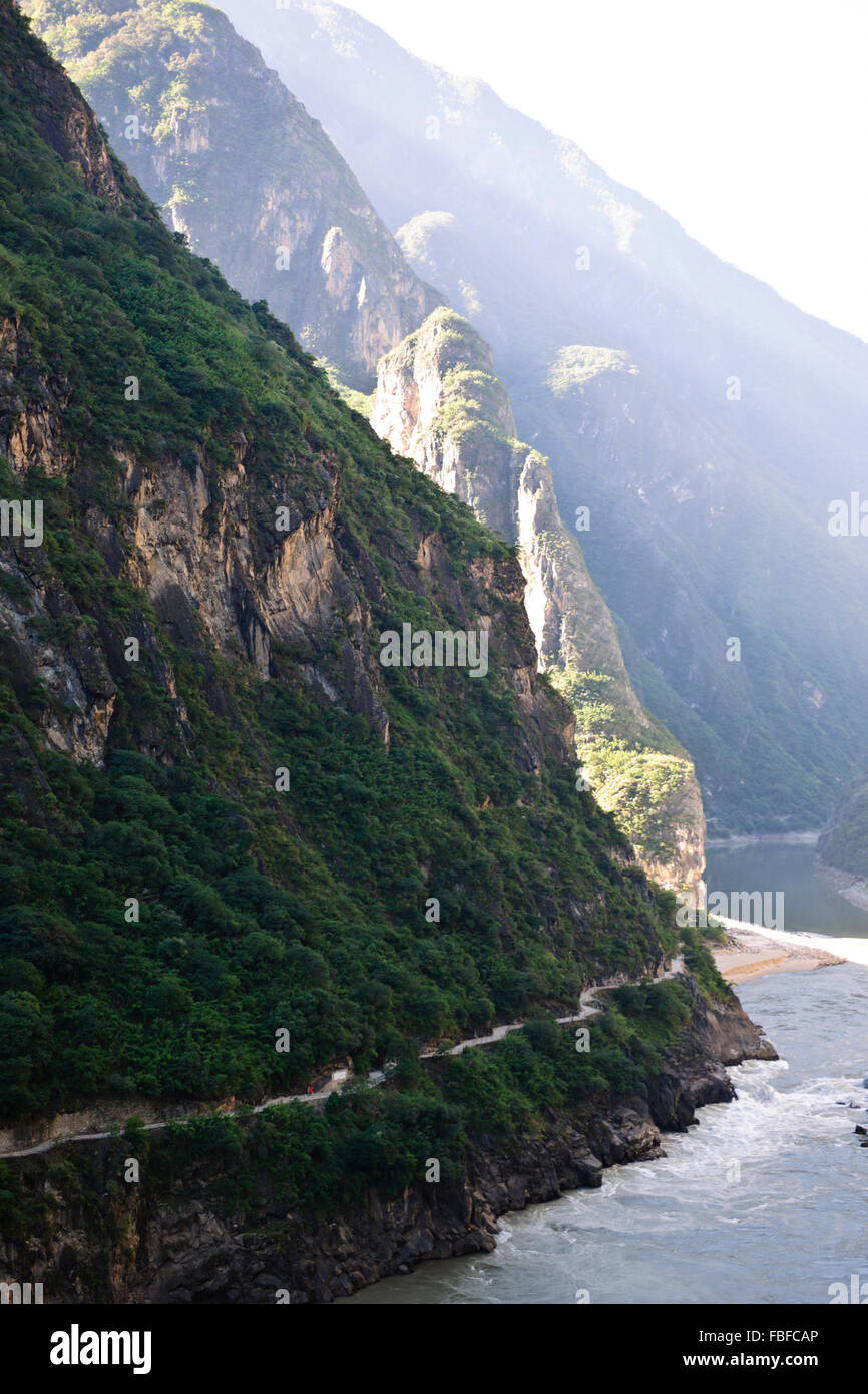 Tiger Leaping Gorge,a scenic canyon on the Jinsha,a primary tributary of the upper Yangtze River,North of Lijiang,Yunnan,China Stock Photo