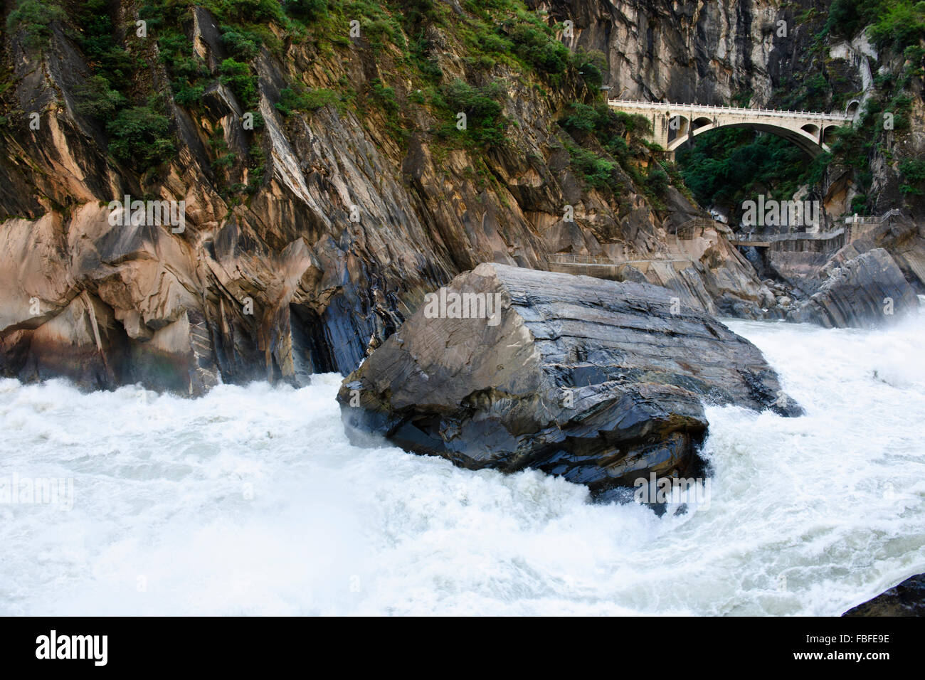 Tiger Leaping Gorge,a scenic canyon on the Jinsha,a primary tributary of the upper Yangtze River,North of Lijiang,Yunnan,China Stock Photo