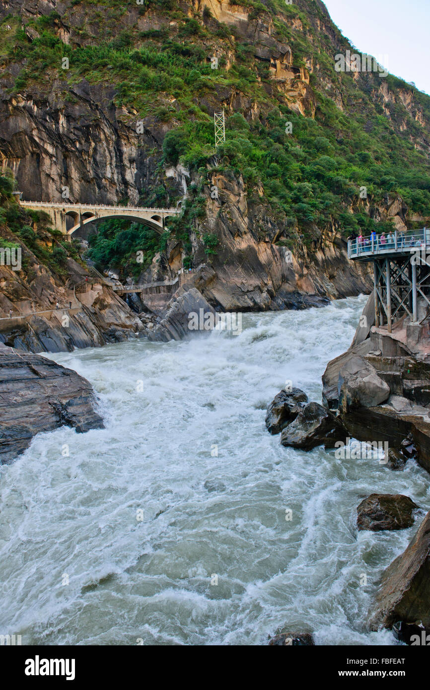 Tiger Leaping Gorge,a scenic canyon on the Jinsha,a primary tributary of the upper Yangtze River,North of Lijiang,Yunnan,China Stock Photo