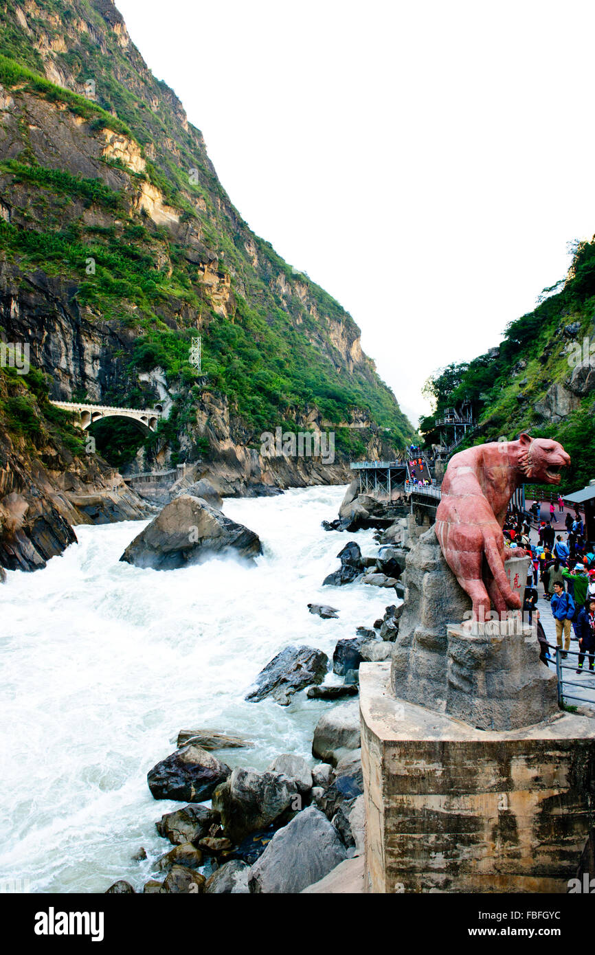 Tiger Leaping Gorge,a scenic canyon on the Jinsha,a primary tributary of the upper Yangtze River,North of Lijiang,Yunnan,China Stock Photo