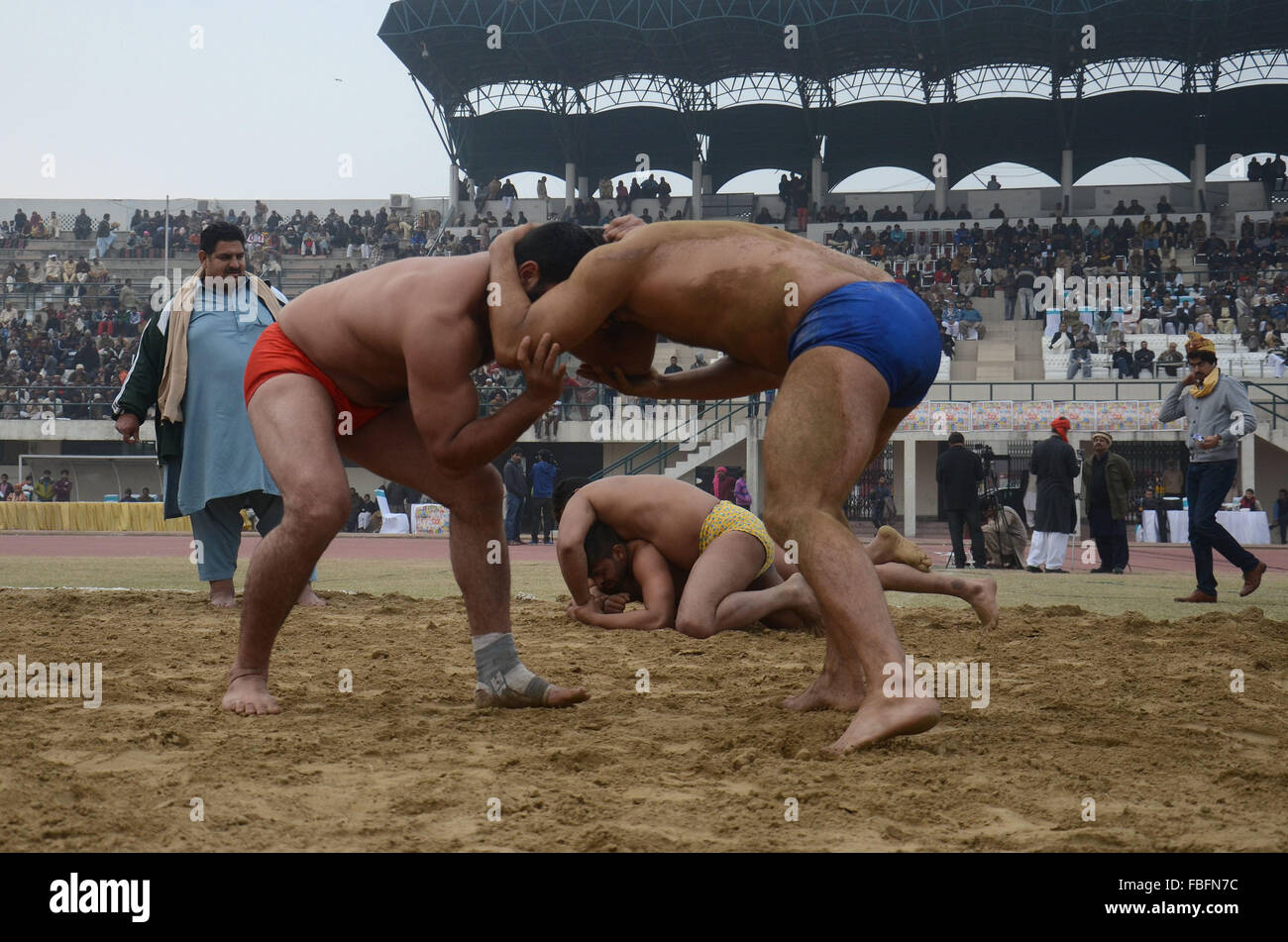Lahore, Pakistan. 15th Jan, 2016. Pakistani traditional wrestlers