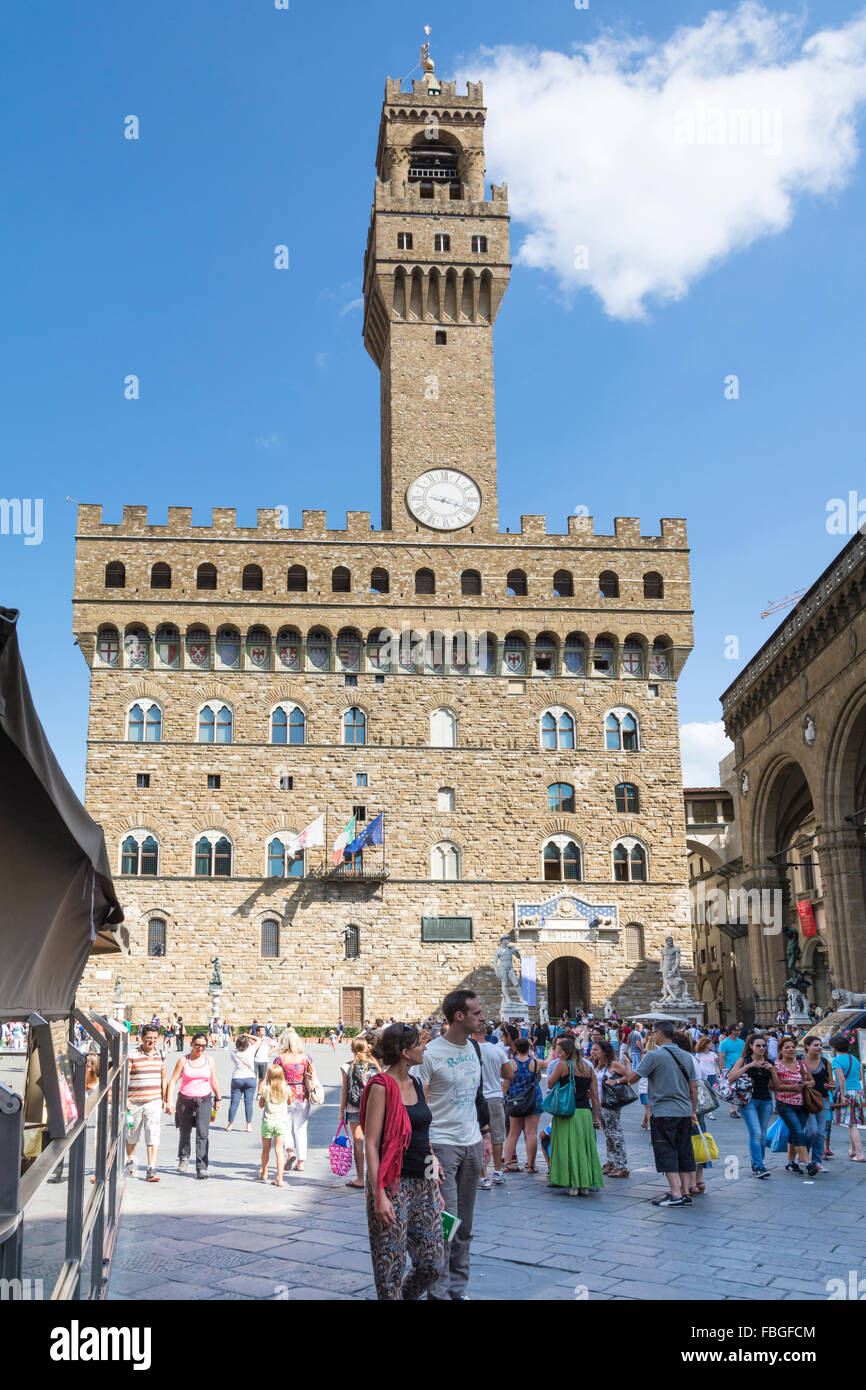 Florence,Italy-august 26,2014:many tourists in Piazza della signoria take pictures, buy souvenirs or enter in the Palazzo vecchi Stock Photo