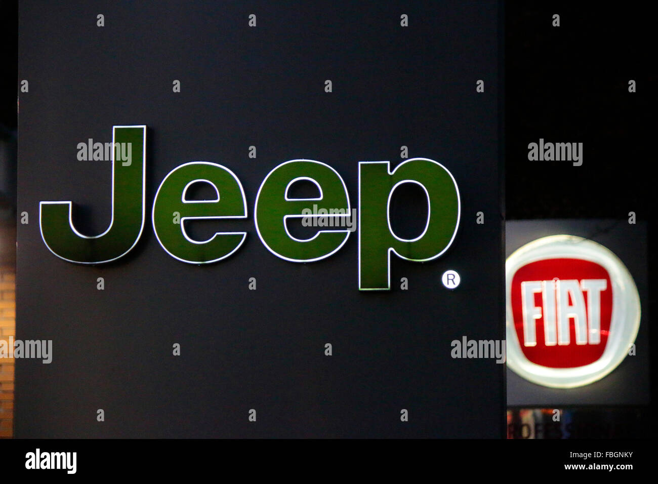 das Logo der Marke 'Jeep' und 'Fiat', Berlin. Stock Photo