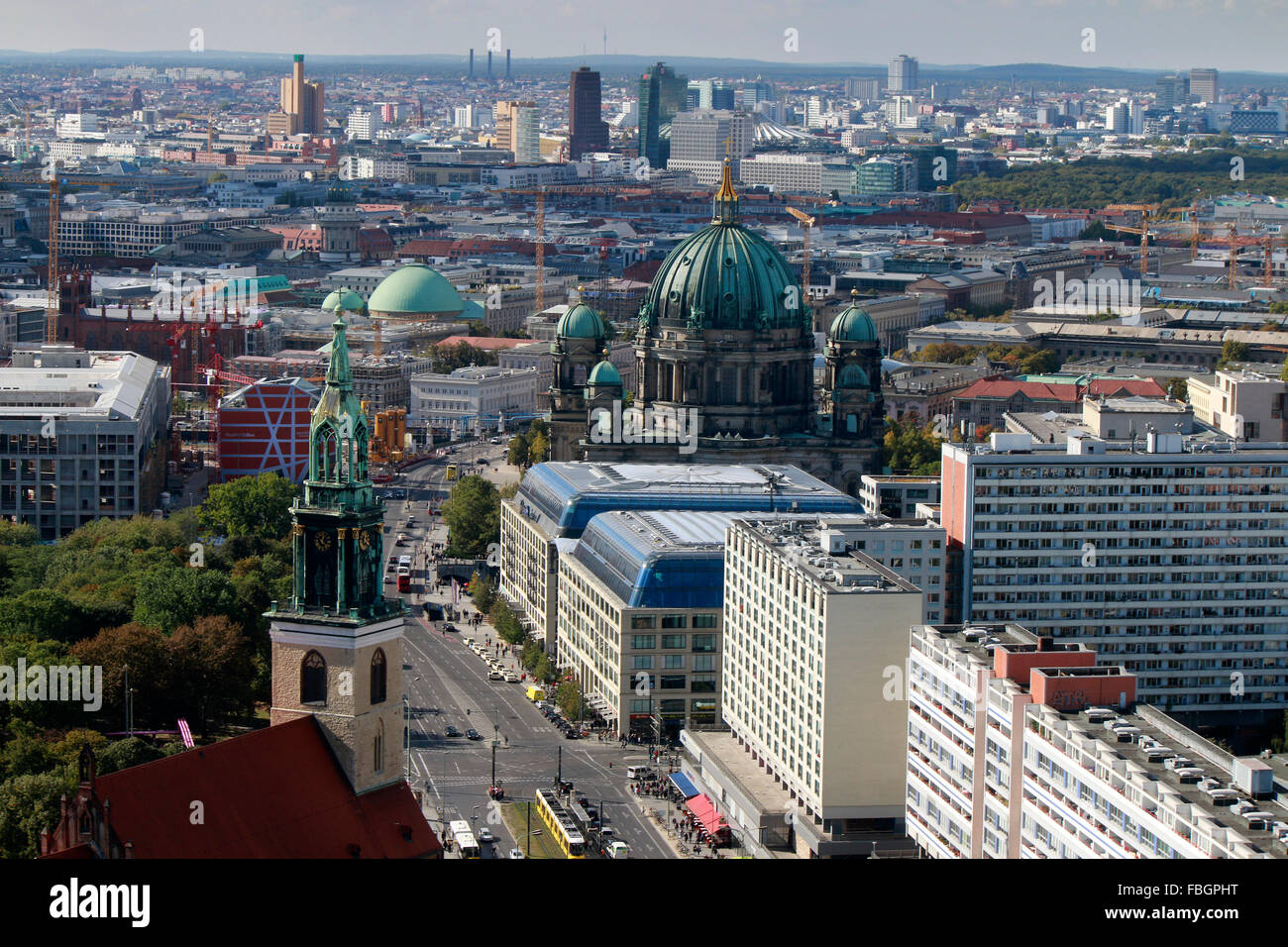 Luftbild: Skyline von Berlin Mitte mit dem Berliner Dom, Unter den