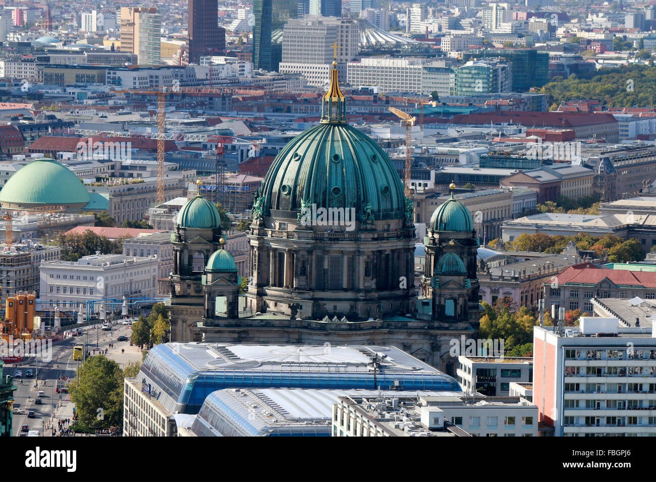 Luftbild: Skyline von Berlin Mitte mit dem Berliner Dom, Unter den Linden, Berlin. Stock Photo