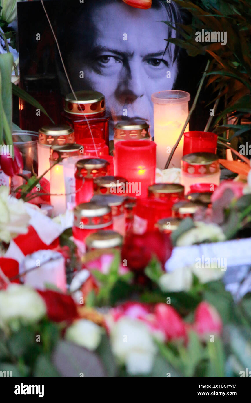 Kerzen, Blumen, Bilder: Trauer um den verstorbenen Rockstar David Bowie vor dem Haus in der Hauptstrasse in Berlin Schoeneberg, Stock Photo