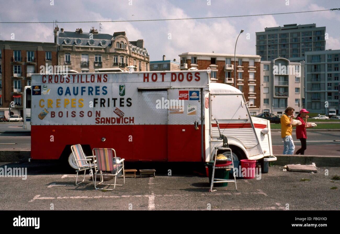 AJAXNETPHOTO - 1994. LE HAVRE, FRANCE - FRENCH CAMIONETTE - CONVERTED CITROEN H HOT DOG FAST FOOD VAN IN A PARKING LOT. PHOTO:JONATHAN EASTLAND/AJAX. REF:9408M6 Stock Photo