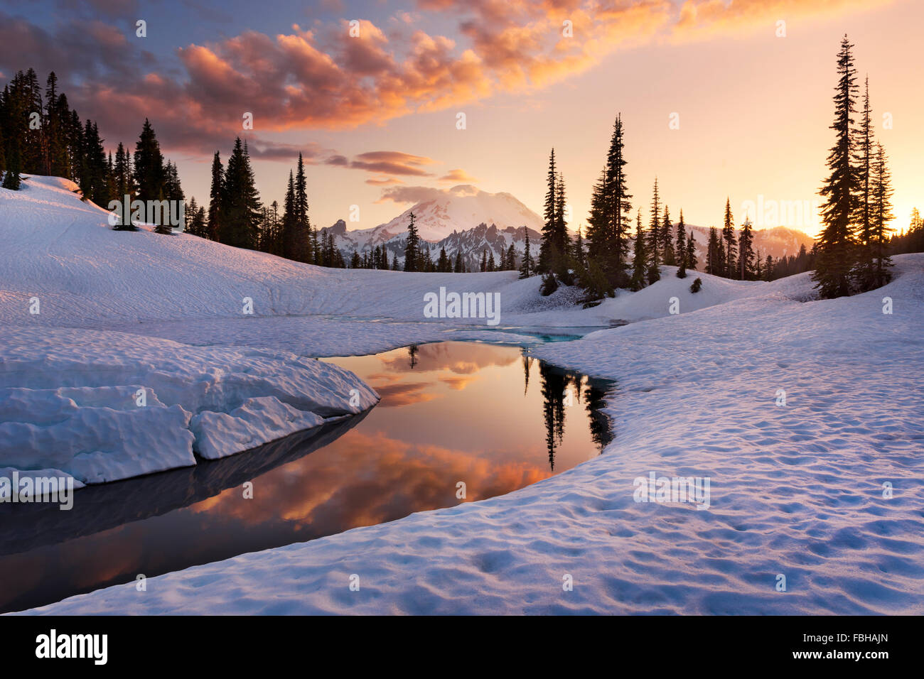 USA, Washington, Mount Rainier, Tipsoo Lake, lake, winter, snow