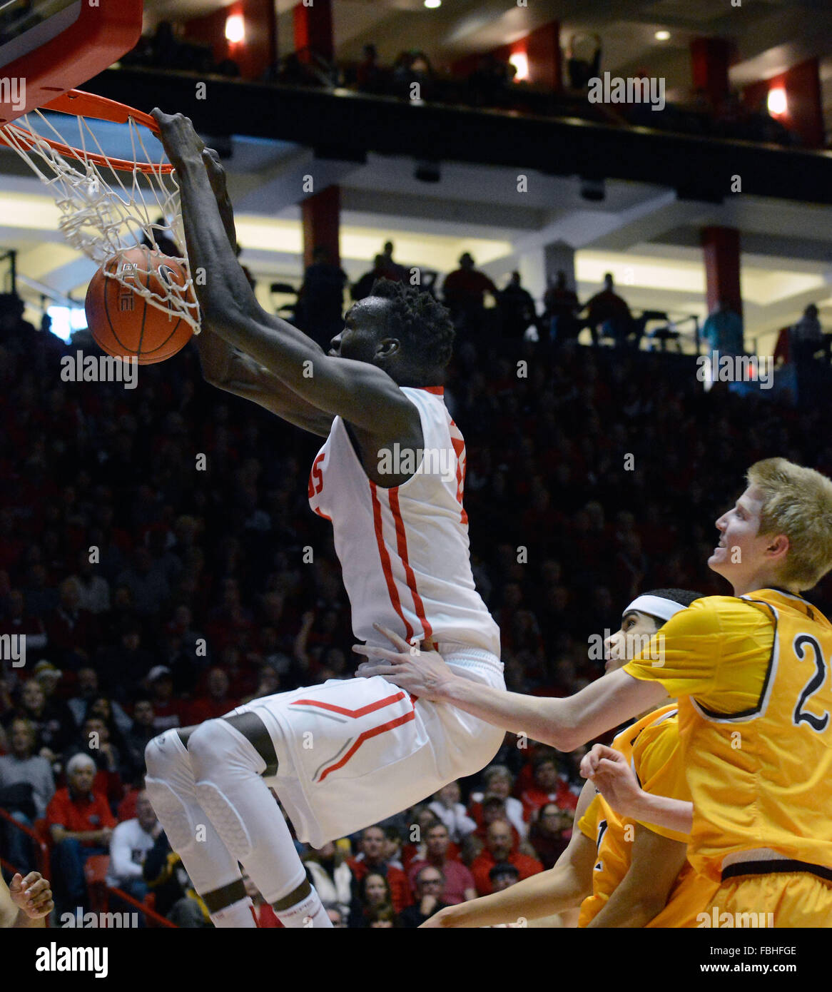 Albuquerque, NM, USA. 16th Jan, 2016. UNM's Obij Aget jams the ball in their game against Wyoming. Saturday, Jan. 16, 2016. © Jim Thompson/Albuquerque Journal/ZUMA Wire/Alamy Live News Stock Photo