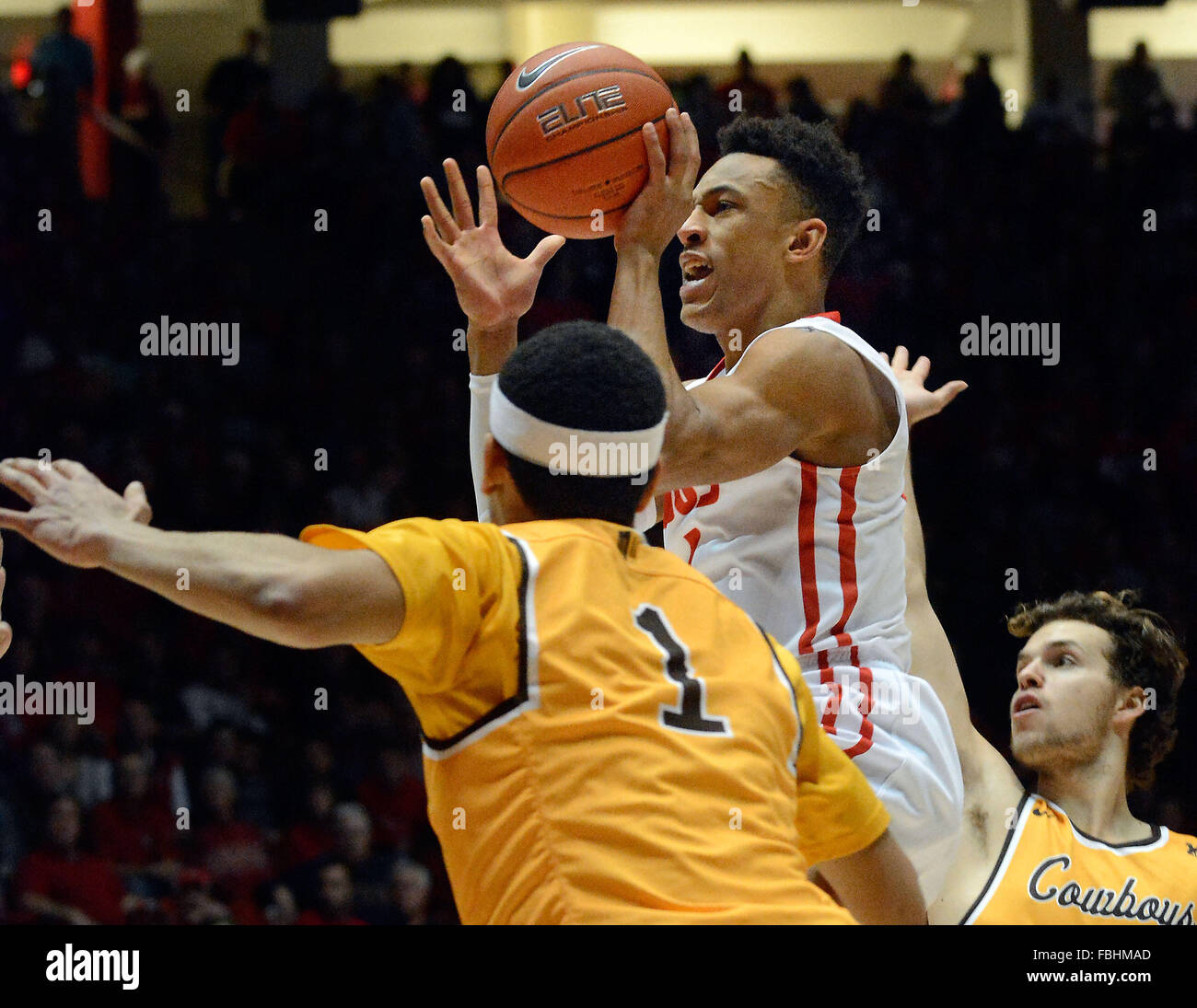 Albuquerque, NM, USA. 16th Jan, 2016. UNM's #4 Elijah Brown talks the ball to the hoop in their game against Wyoming.Saturday, Jan. 16, 2016. Credit:  Jim Thompson/Albuquerque Journal/ZUMA Wire/Alamy Live News Stock Photo