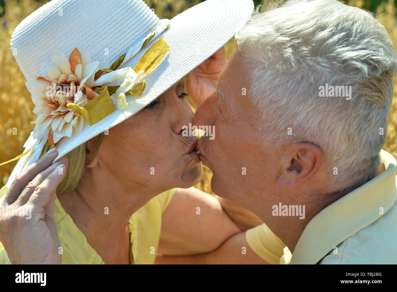 Senior Couple Kissing In Park Hi res Stock Photography And Images Alamy Senior Couple Kissing In Park Hi res Stock Photography And Images Alamy