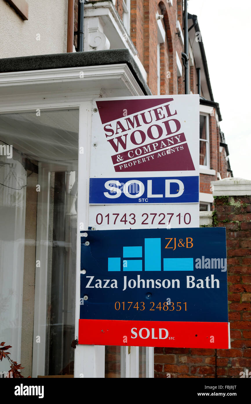 House sold sign uk hi-res stock photography and images - Alamy