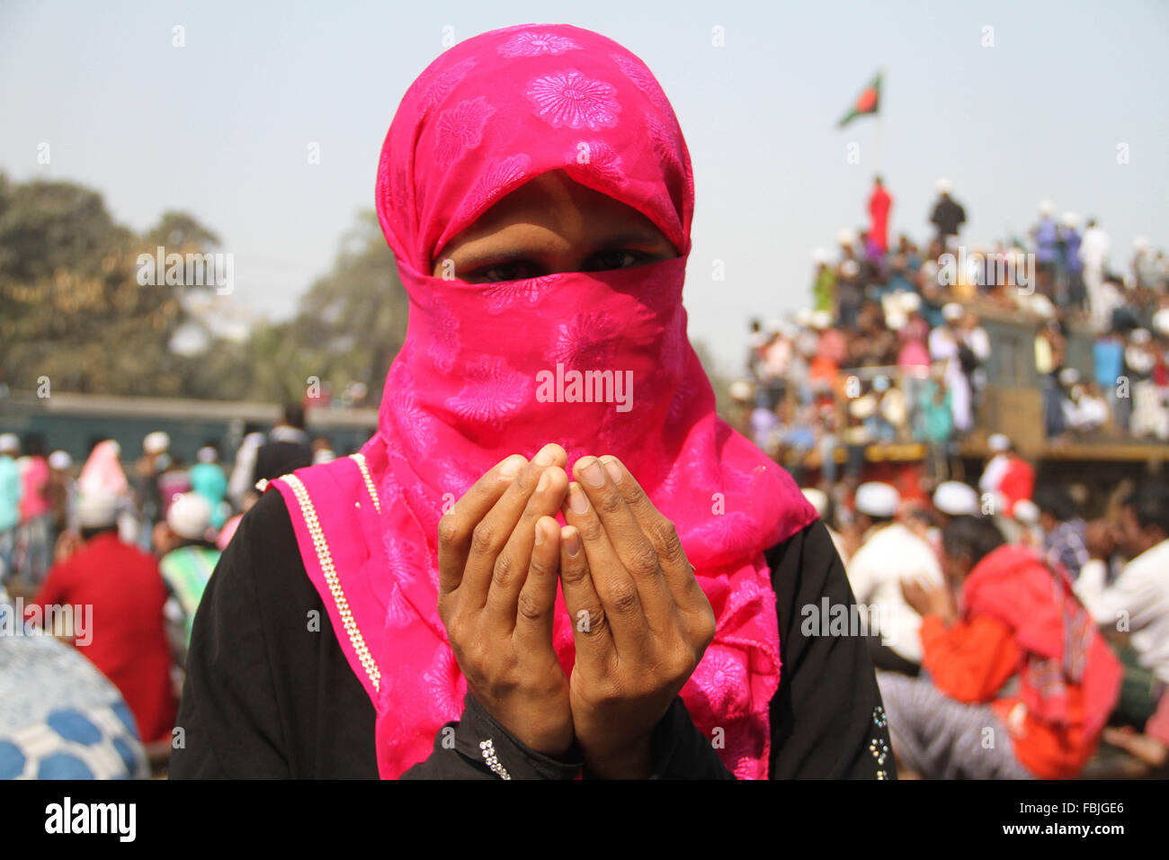 Dhaka, Bangladesh. 17th January, 2016. A Bangladeshi Muslim woman ...