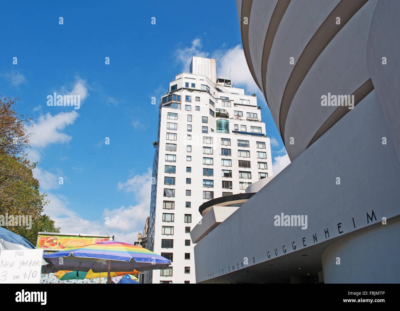 New York, United States of America: skyline and details of the Guggenheim Museum building, the iconic landmark designed by Frank Lloyd Wright Stock Photo