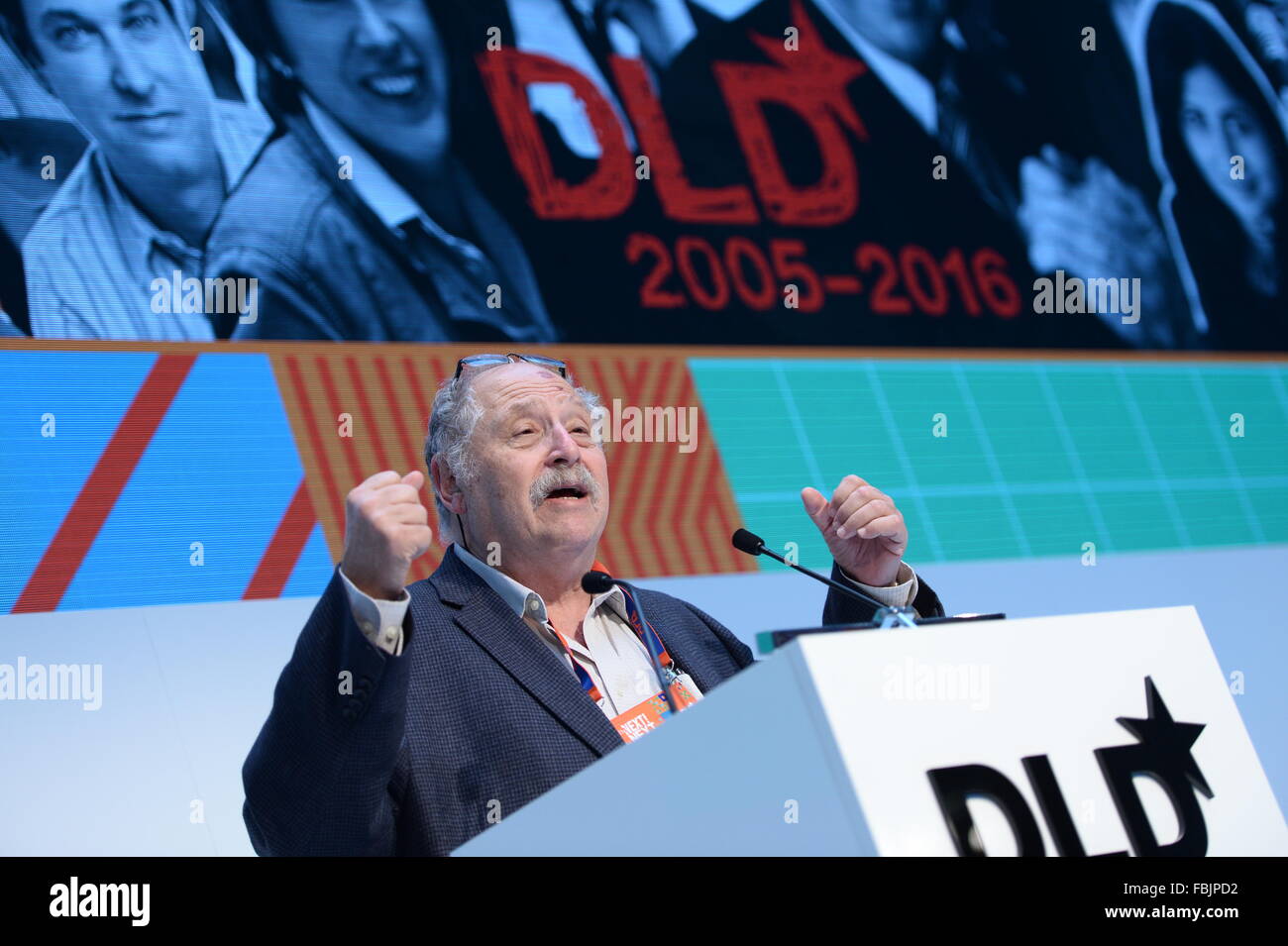 MUNICH/GERMANY JANUARY 17 Yossi Vardi (DLD) gestures on the podium