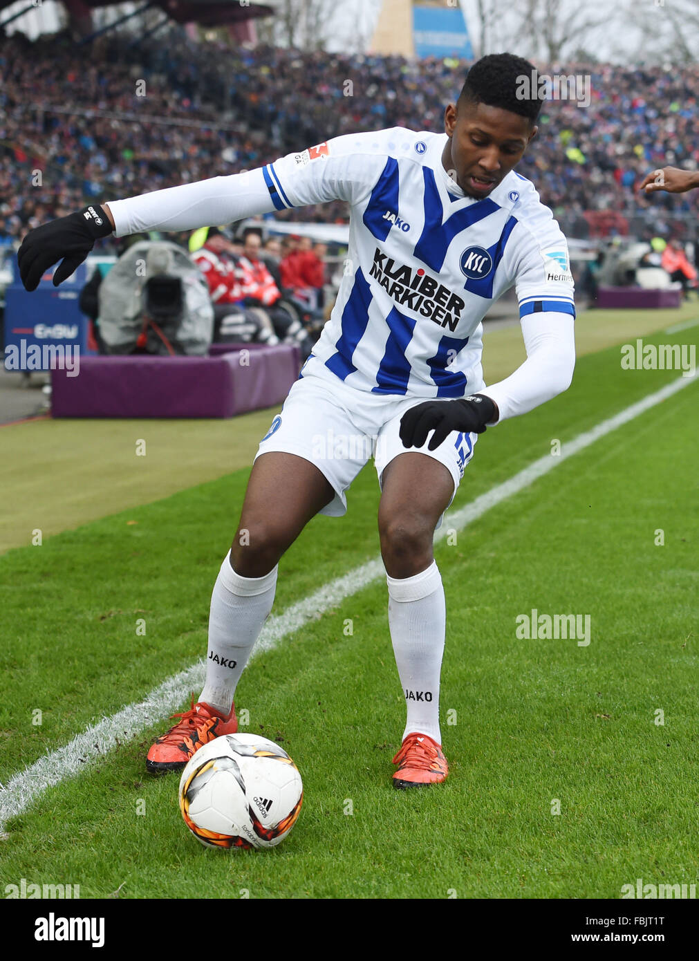 Karlsruhe, Germany. 16th Jan, 2016. Karlsruher's Boubacar Barry during the test match between Karlsruher SC and FC Bayern Munich in Wildpark Stadium in Karlsruhe, Germany, 16 January 2016. Photo: ULI DECK/dpa/Alamy Live News Stock Photo