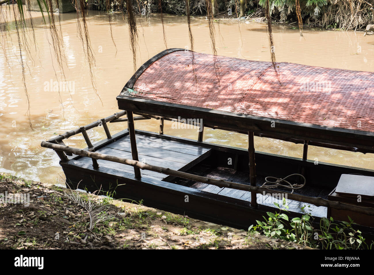 Empty wooden boat river bank hi-res stock photography and images - Alamy