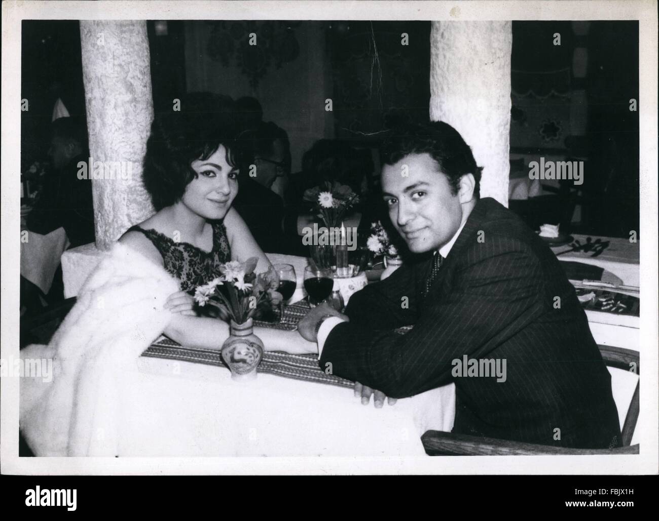1962 - Metropolitan Opera star Teresa Stratas and her fiance the brilliant Indian conductor Zubin Mehta who alternates between Montreal and Los Angeles symphonies - at the Hungarian restaurant ''Piroschka'' in Munich, Germany © Keystone Pictures USA/ZUMAPRESS.com/Alamy Live News Stock Photo