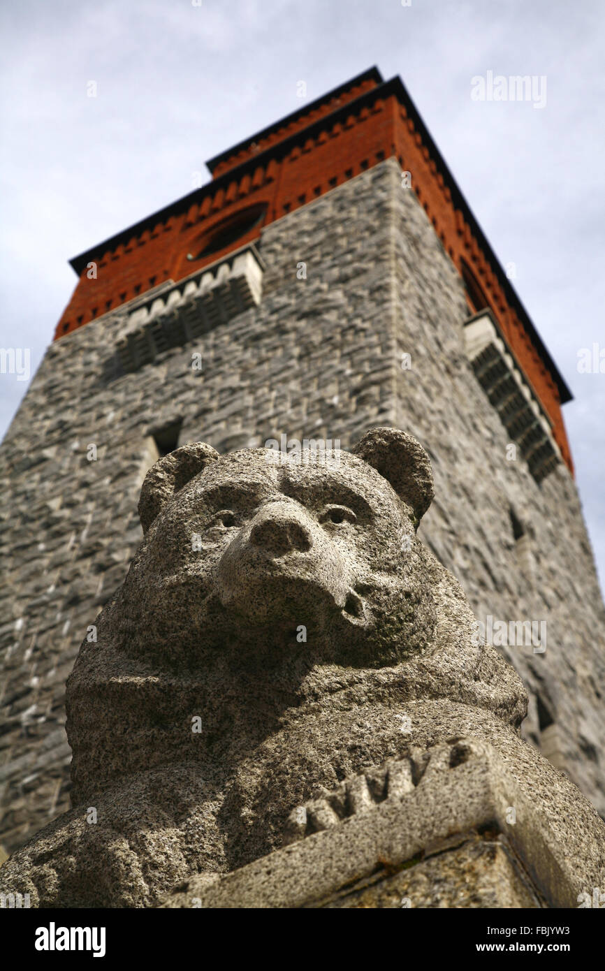 Suomen kansallismuseo The National Museum of Finland & Bear statue, Helsinki Stock Photo