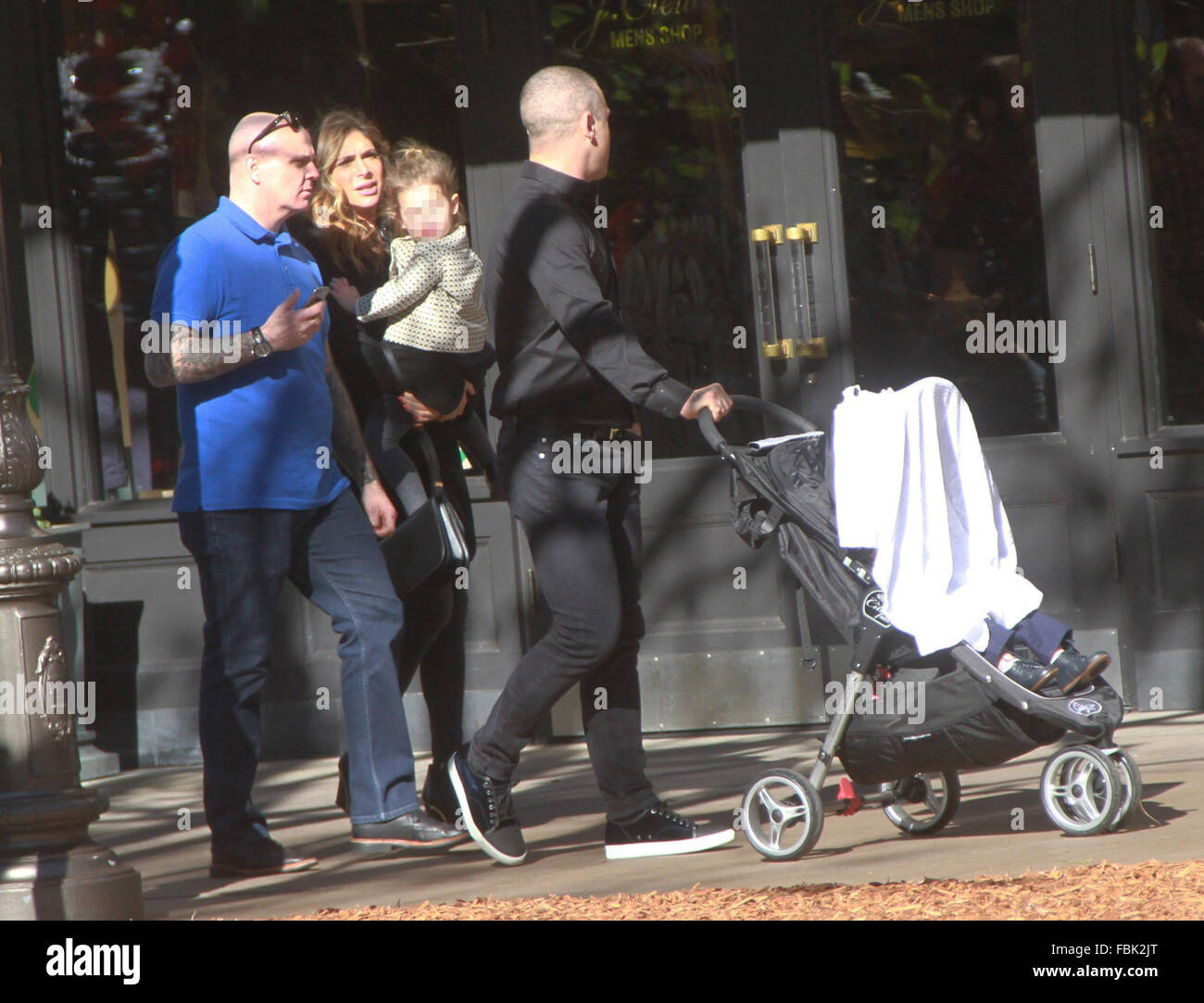 Robbie Williams takes his family shopping at The Grove in Hollywood  Featuring: Robbie Williams, Ayda Field, Theodora Rose Williams Where:  Hollywood, California, United States When: 17 Dec 2015 Stock Photo - Alamy
