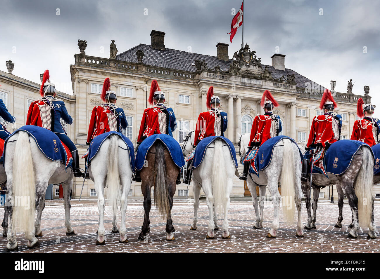 Soldiers from the Guard Hussar Regiment in front of the Royal
