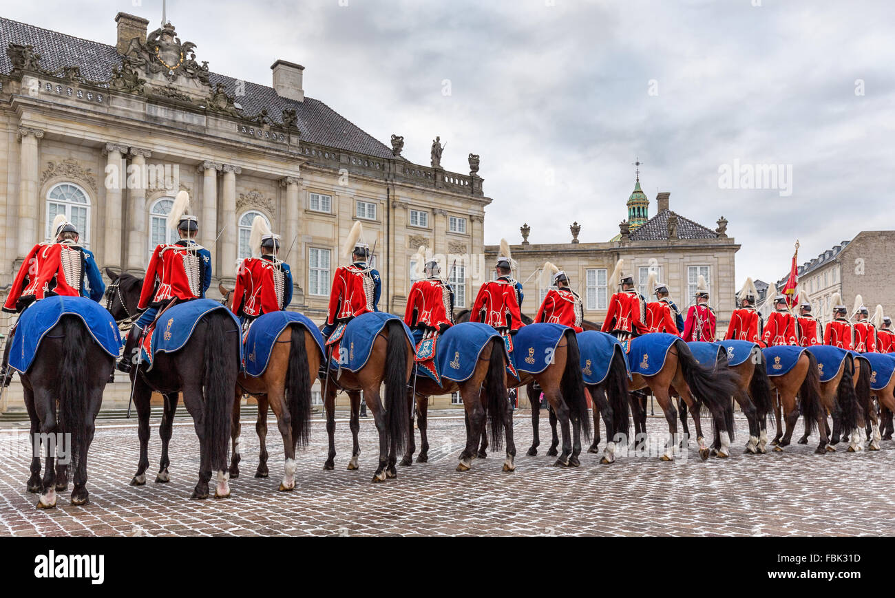 Soldiers from the Guard Hussar Regiment in front of the Royal
