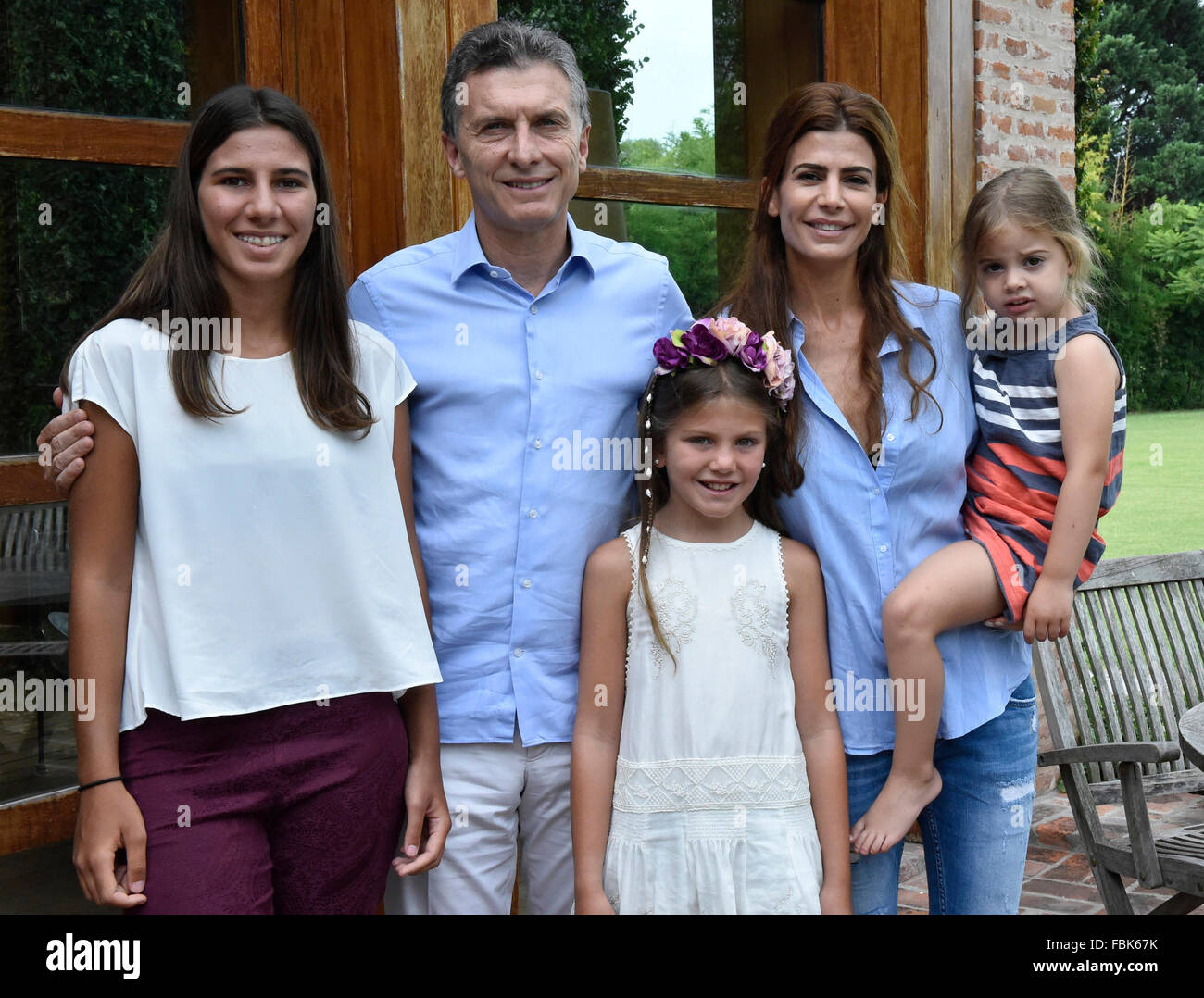 Buenos Aires, Argentina. 17th Jan, 2016. Argentina's President Mauricio Macri (2nd L), accompanied by First Lady Juliana Awada (2nd R) and their daughter Antonia (1st R), poses with Iara (1st L) and Kala Nisman (3rd R), daughters of late prosecutor Alberto Nisman, at his particular residence of 'Los Abrojos', in Los Polvorines town, Buenos Aires Province, Argentina, on Jan. 17, 2016. According to local press, Muricio Macri received on Sunday Iara and Kala Nisman, daughters of Alberto Nisman who was found dead. Credit:  Xinhua/Alamy Live News Stock Photo