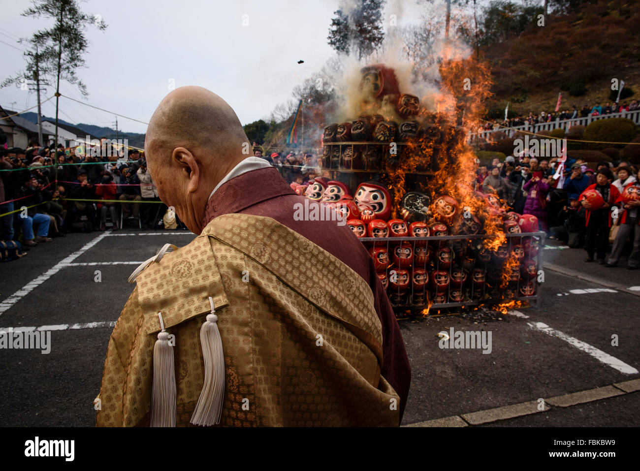 Gifu, Japan. 17th Jan, 2016. A Buddhist monk watches the start of the Daruma Kuyo doll burning ceremony at Dairyu Temple in Gifu, Japan. People buy the dolls, which are thought to bring good luck, at the start of the year, and burn ones from the previous year. 10,000 dolls are burned during the ceremony. Credit:  Ben Weller/AFLO/Alamy Live News Stock Photo