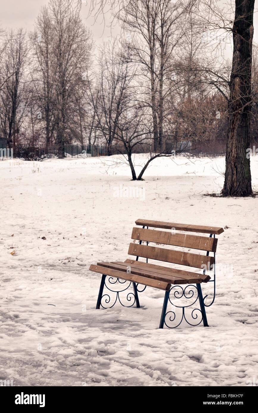 Cold park bench hi-res stock photography and images - Alamy