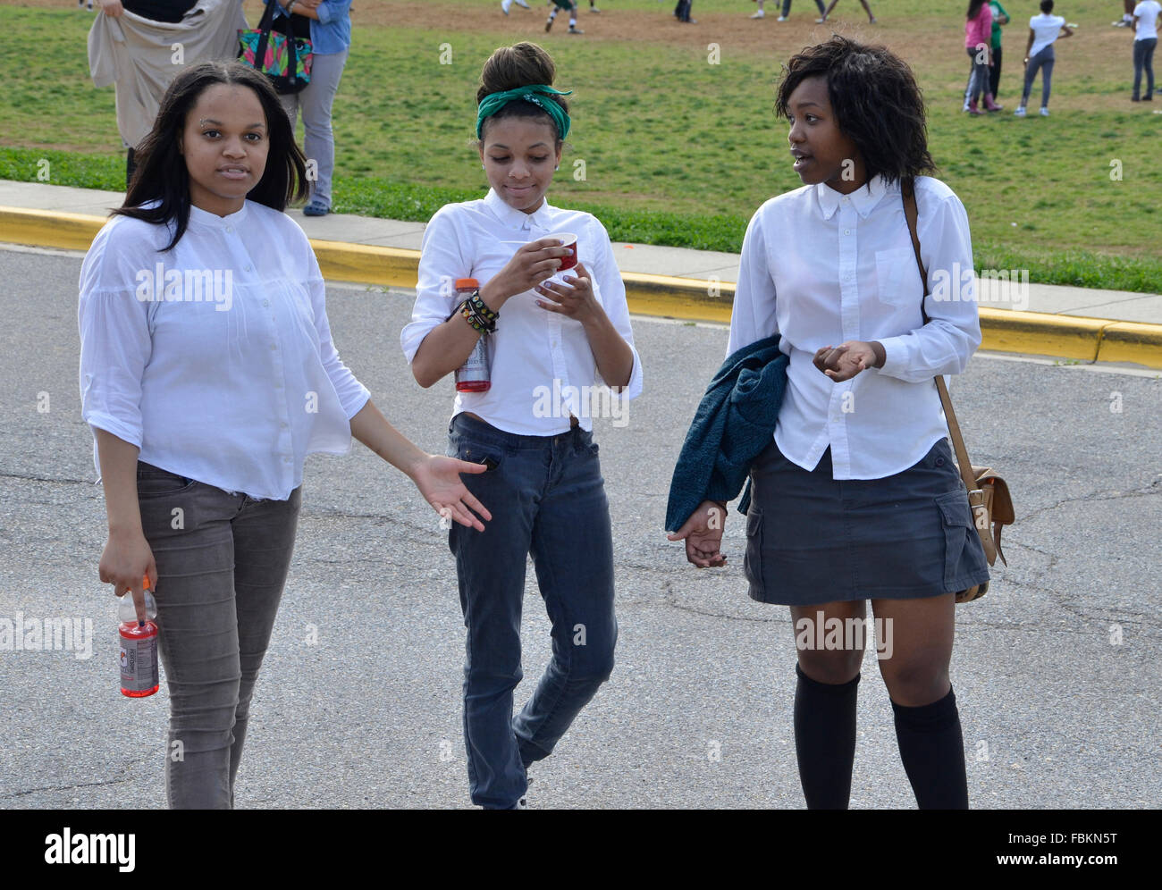3 girls walking hi-res stock photography and images - Alamy