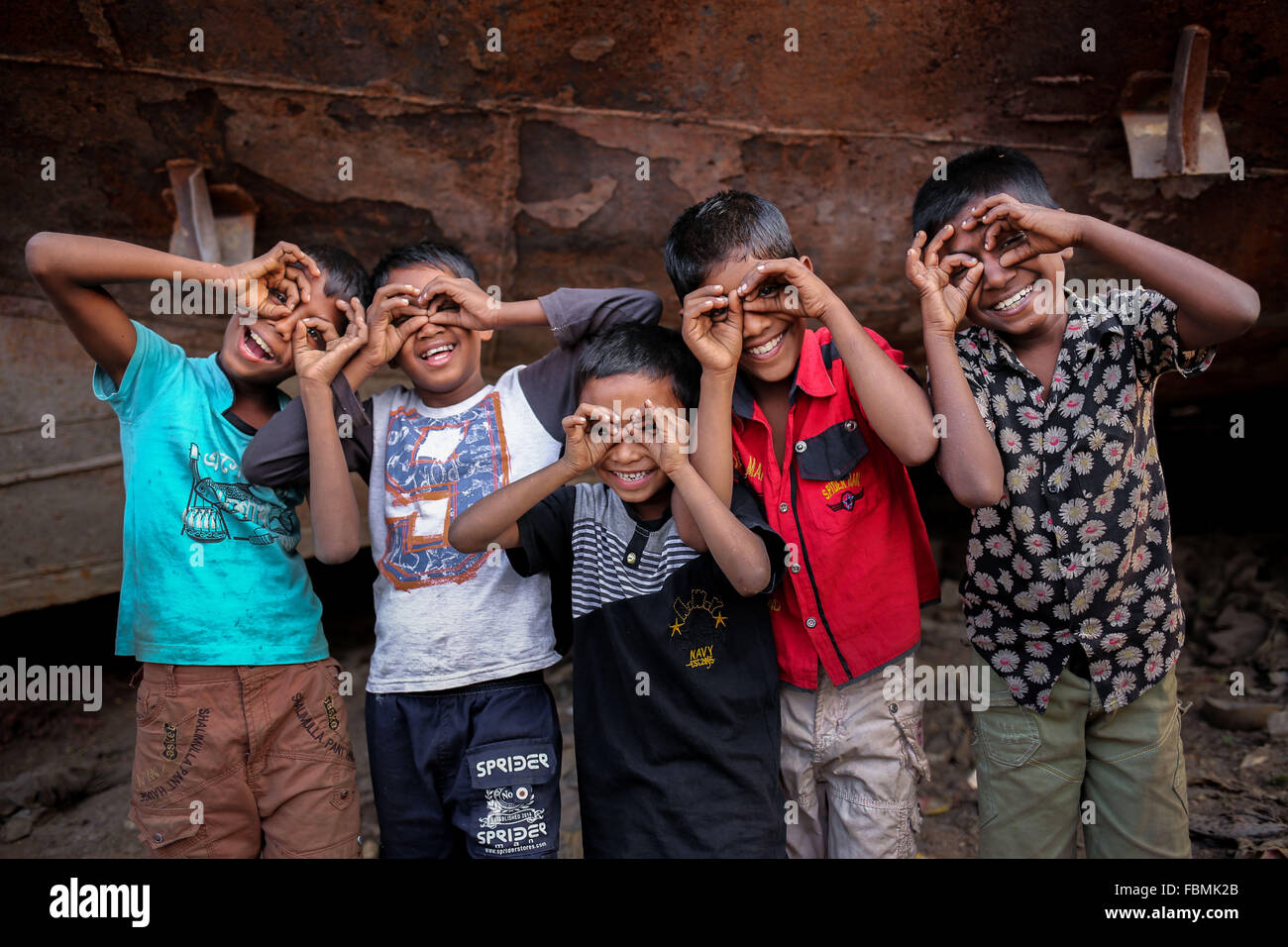 Dhaka, Bangladesh. 18th Jan, 2016. Children pose for a photograph at Keranigonj, Dhaka. Credit:  Mohammad Ponir Hossain/ZUMA Wire/Alamy Live News Stock Photo