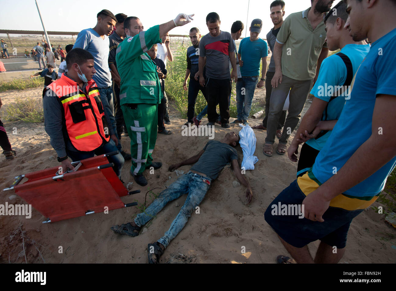 Gaza. october, 2015. Israeli occupation forces cast bombs tear gas at protesters during clashes at the entrance to the Erez crossing between the Gaza Strip and Israel, in the northern Gaza Strip © imagespic/Alamy Live News Stock Photo