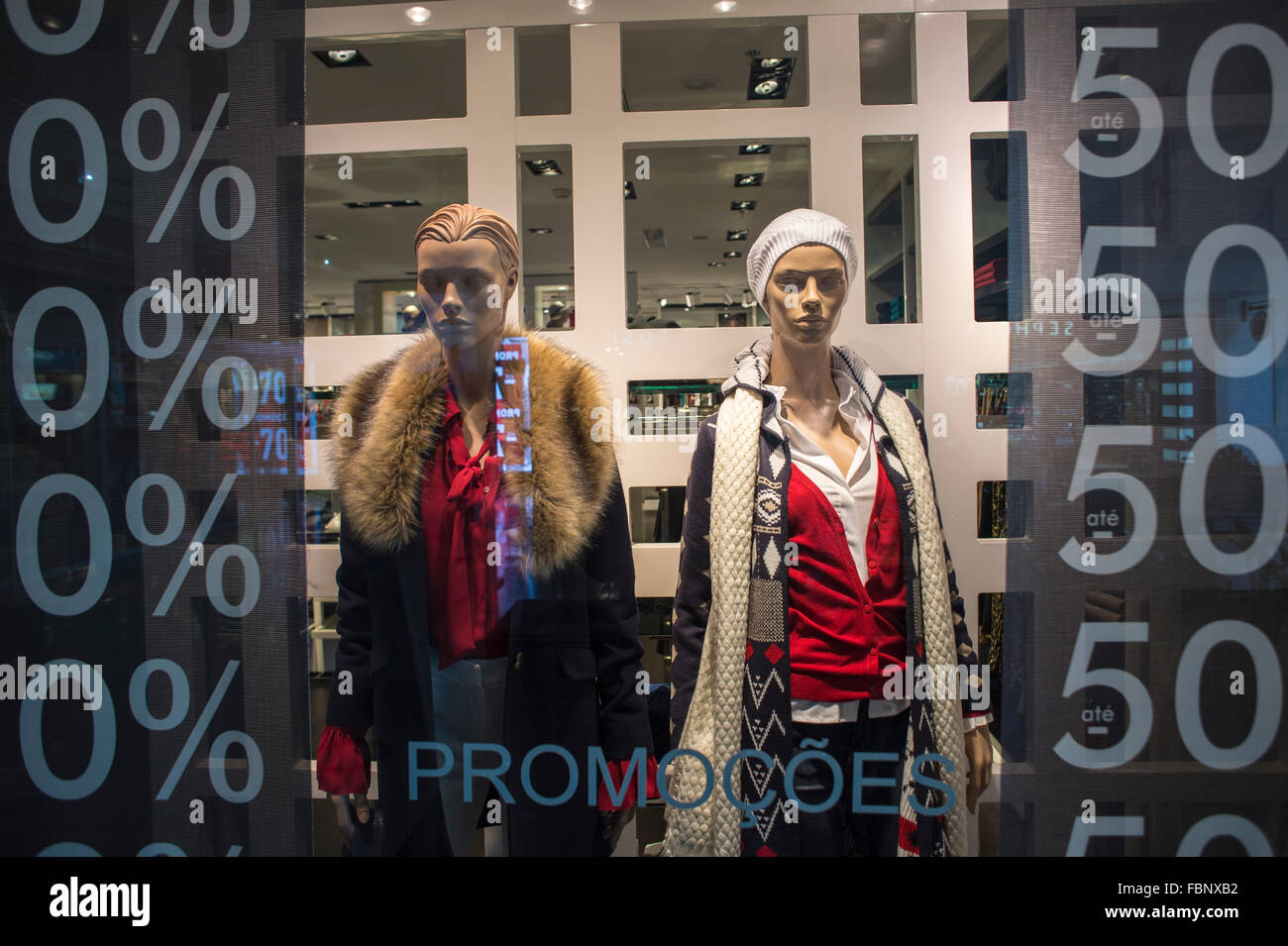 Mannequins shop window hires stock photography and images Alamy