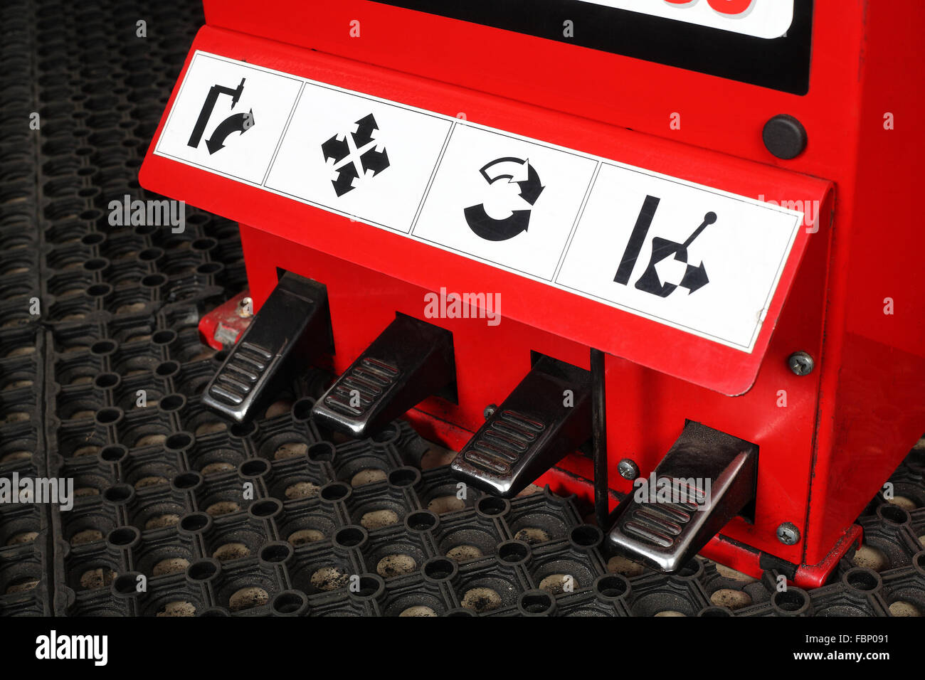 Tyre assembling machine. Tire repair Stock Photo Alamy