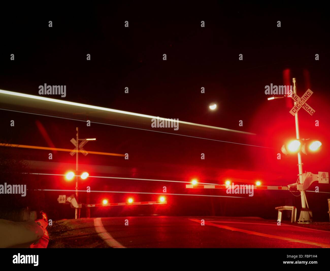 Red lights railroad crossing hires stock photography and images Alamy