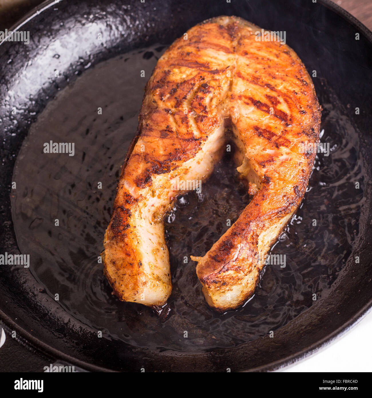 https://c8.alamy.com/comp/FBRC4D/roasting-big-salmon-steak-on-grill-pan-FBRC4D.jpg