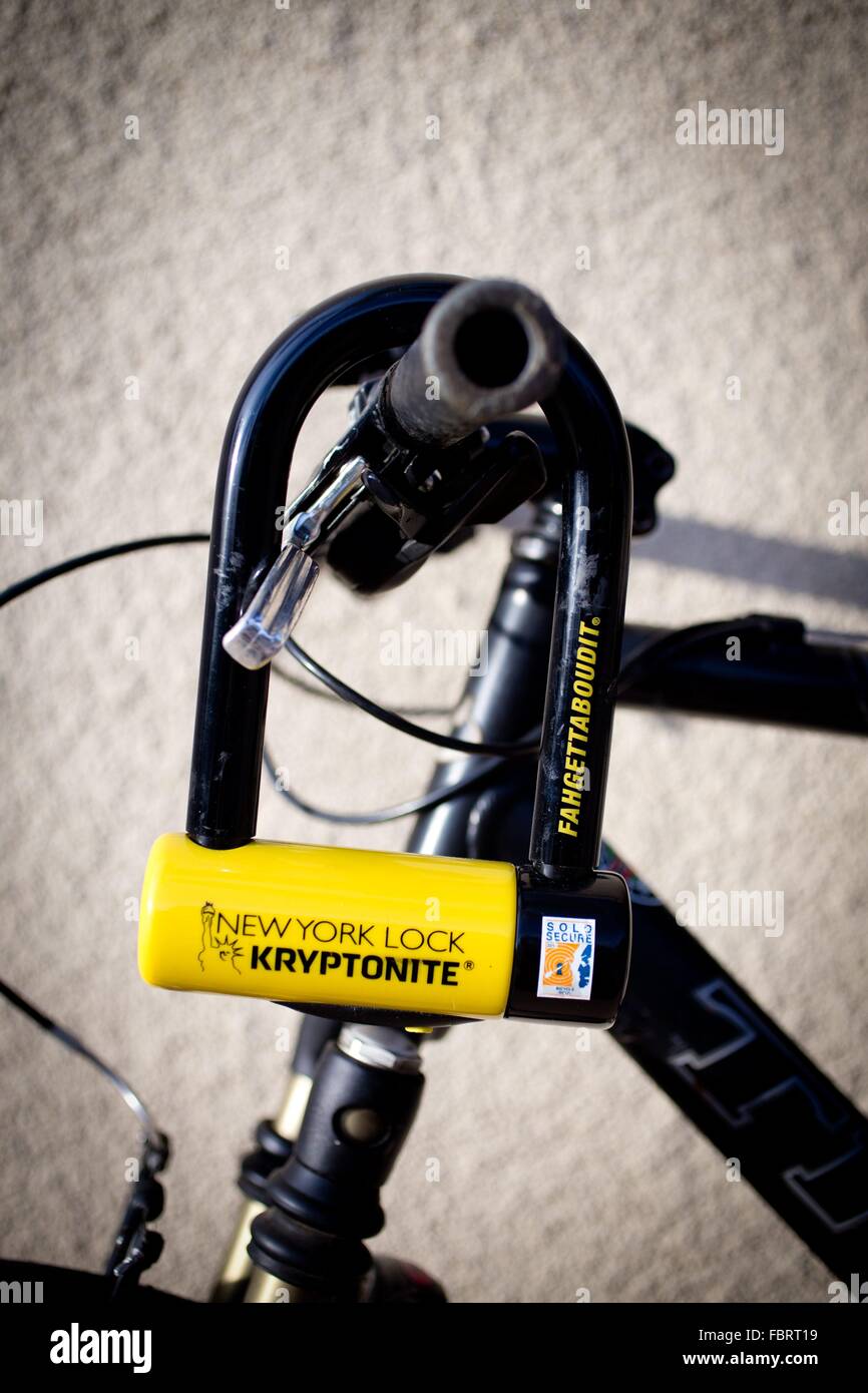 The "New York Fahgettaboudit Mini" U-lock by Kryptonite, weighing 4.55 lbs,  with 18mm hardened steel, has the a 10 out of 10 security level according  to the manufacturer, in Dec. 2015 Stock Photo - Alamy