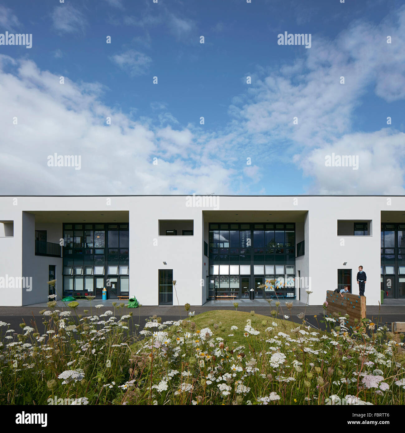 Partial front elevation of white rendered facade. Lairdsland Primary School, Kirkintilloch, United Kingdom. Architect: Walters a Stock Photo