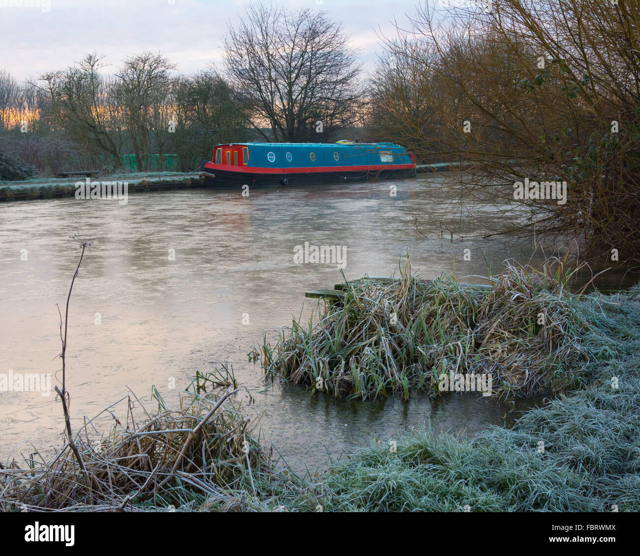 Tottenham Marshes, London UK, 19th January 2016. UK Weather: Freezing temperatures cast a blanket of frost over Tottenham Marshes and a layer of ice over the river Lee. Credit:  Patricia Phillips/Alamy Live News Stock Photo